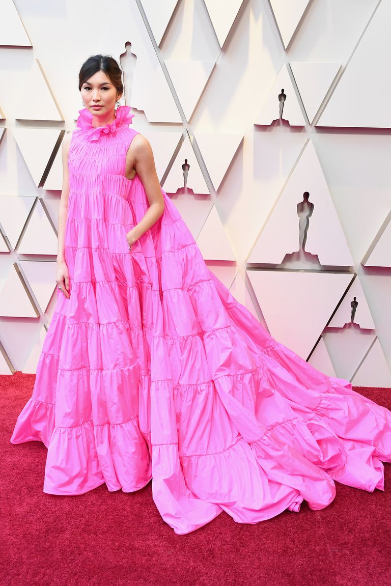 Джемма Чан в широком розовом платье без рукавов