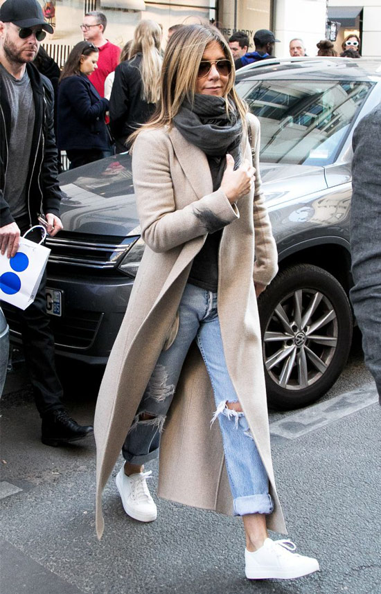Дженнифер Энистон в рванных джинсах, длинном пальто и белых кедах