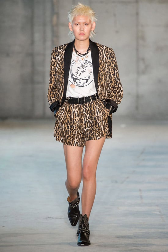 Модель леопардовом пиджаке, коротких шортах с ремнем и ботинках