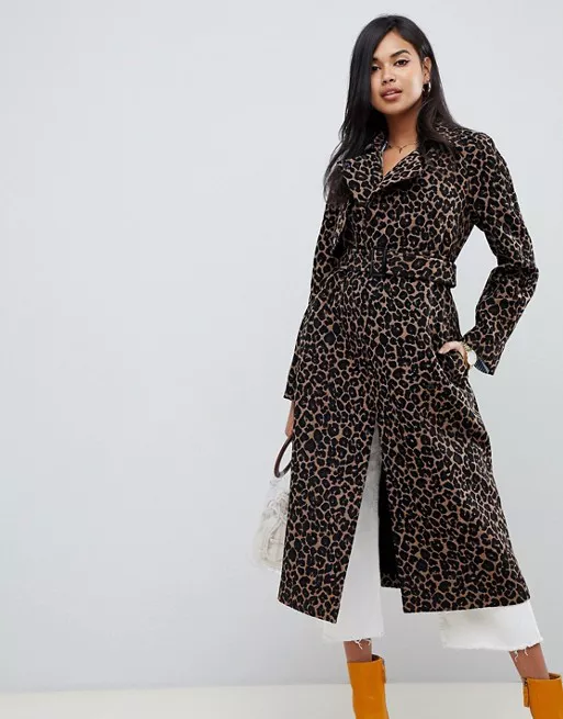 Модель в красивом пальто с леопардовым принтом и поясом