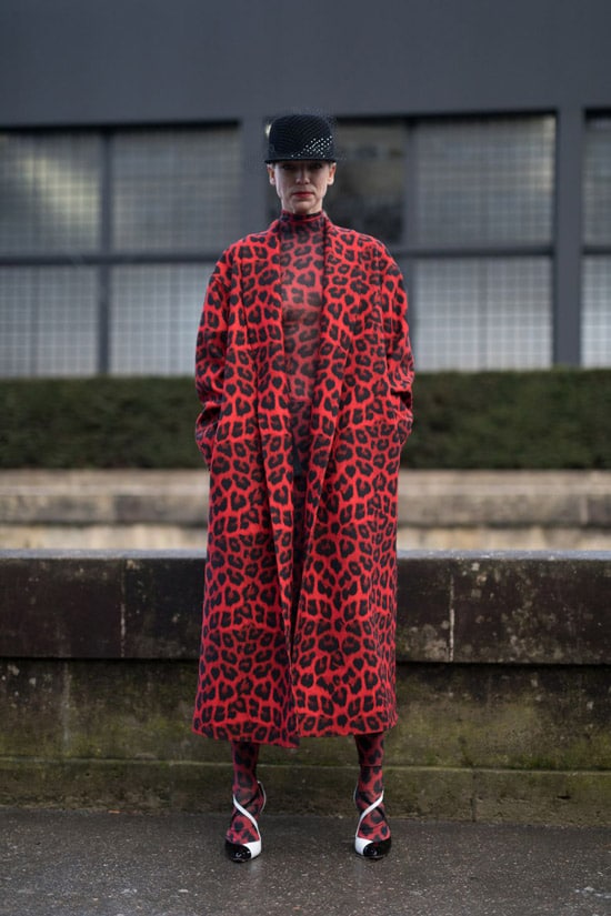 Модель в красном пальто с леопардовым принтом