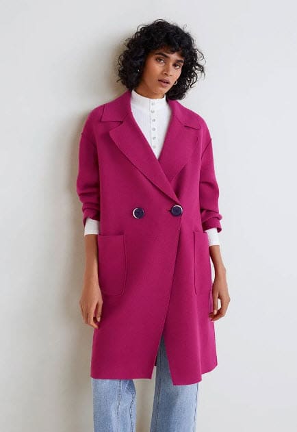 Модель в ярко розовом пальто оверсайз на пуговицах