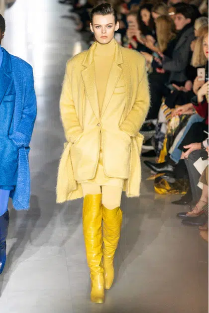 Модель в желтом пальто, сапоги ботфорты и водолазка от max mara