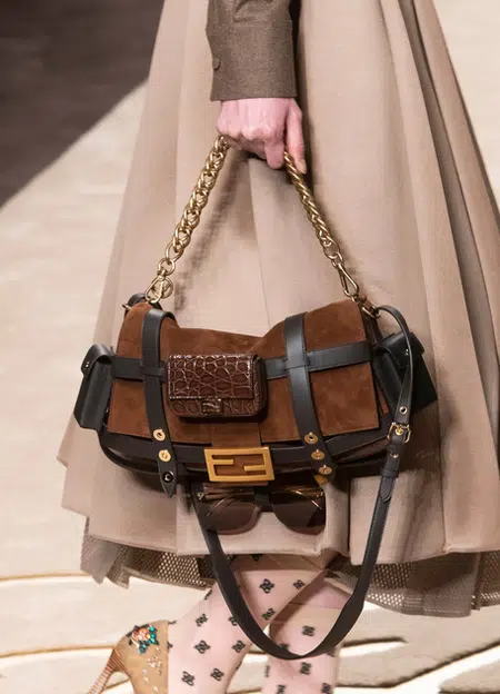 Модная кричневая сумка с карманами от fendi