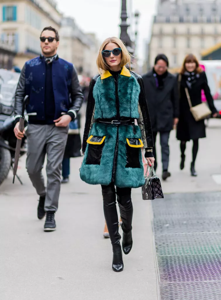 Оливия Палермо в кожаных брюках и зеленом меховом пальто