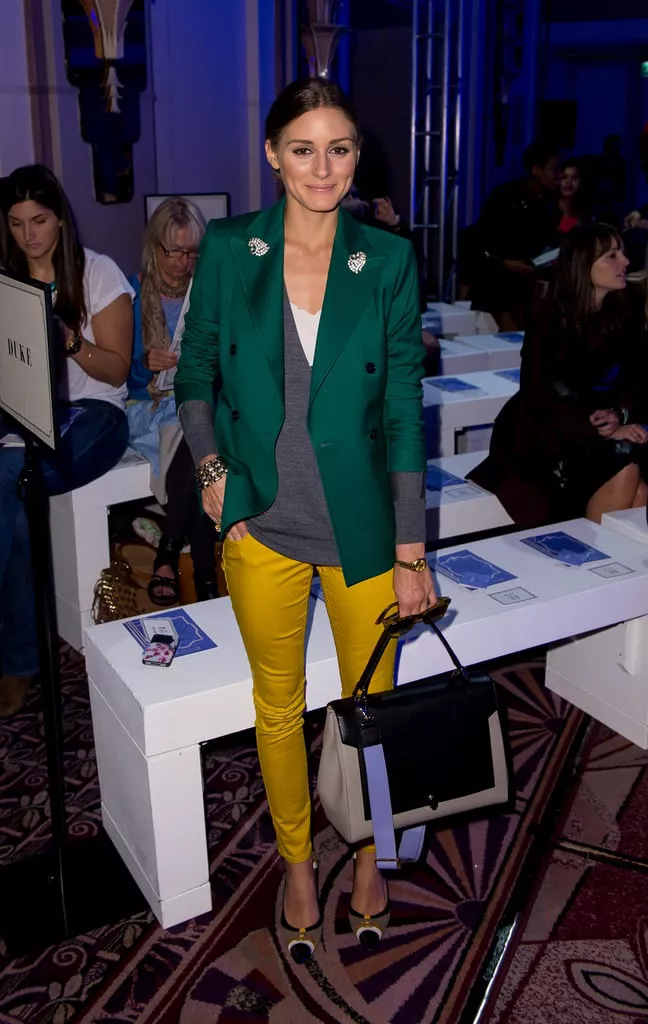 Оливия Палермо в желтых брюках, зеленый блейзер и большая сумка