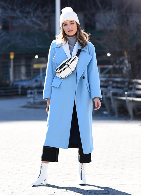 Девушка в голубом пальто, белая шапочка, сумка и ботильоны