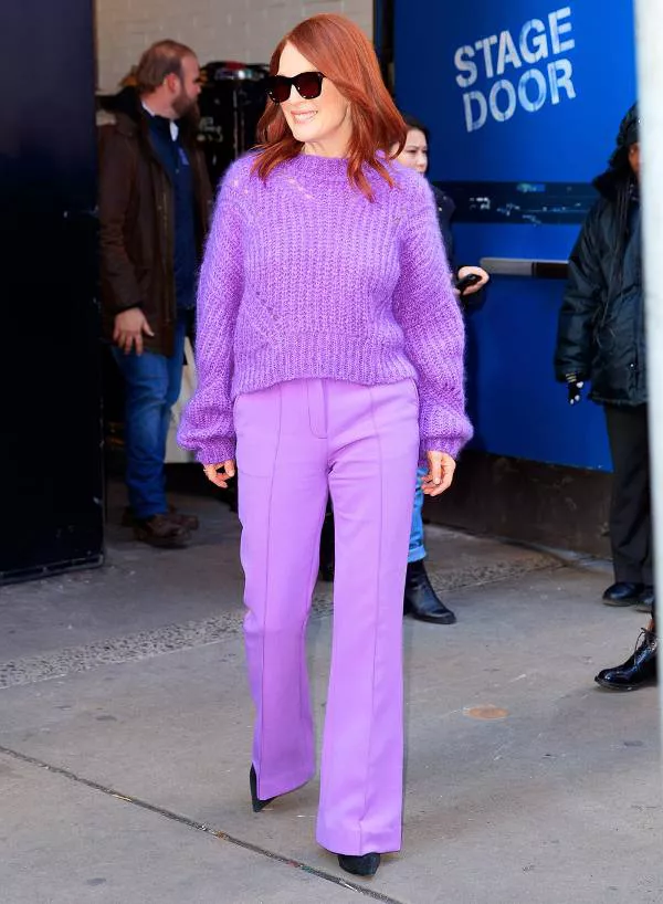Джулианна Мур в фиолтовом свитере и брюках