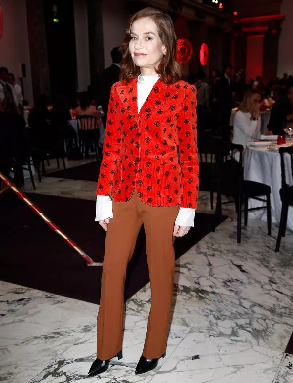 Изабель Юппер в красном блейзере и коричневых брюках