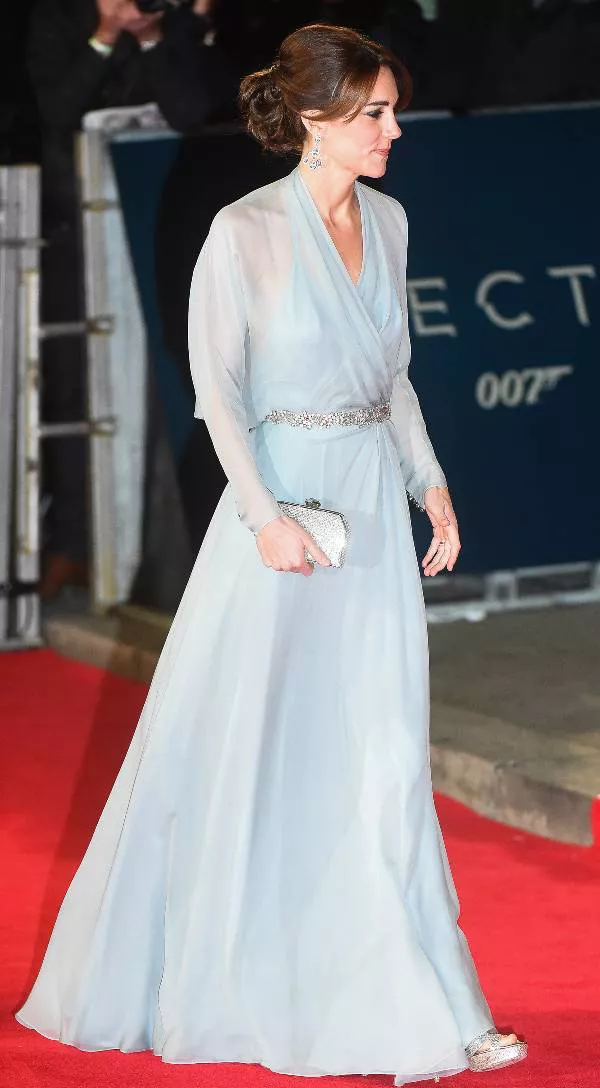 Кейт Миддлтон в легком голубом платье макси