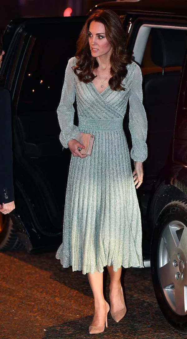 Кейт Миддлтон в серебристом платье с блестками и бежевые туфли