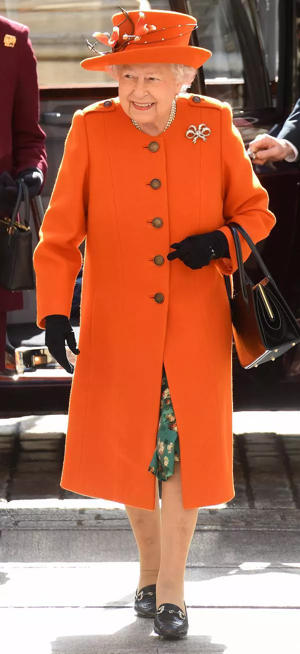 Королева Елизавета в оранжевом пальто и шляпке