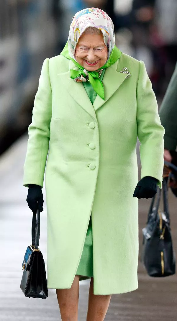 Королева Елизавета в светло зеленом пальто и платок