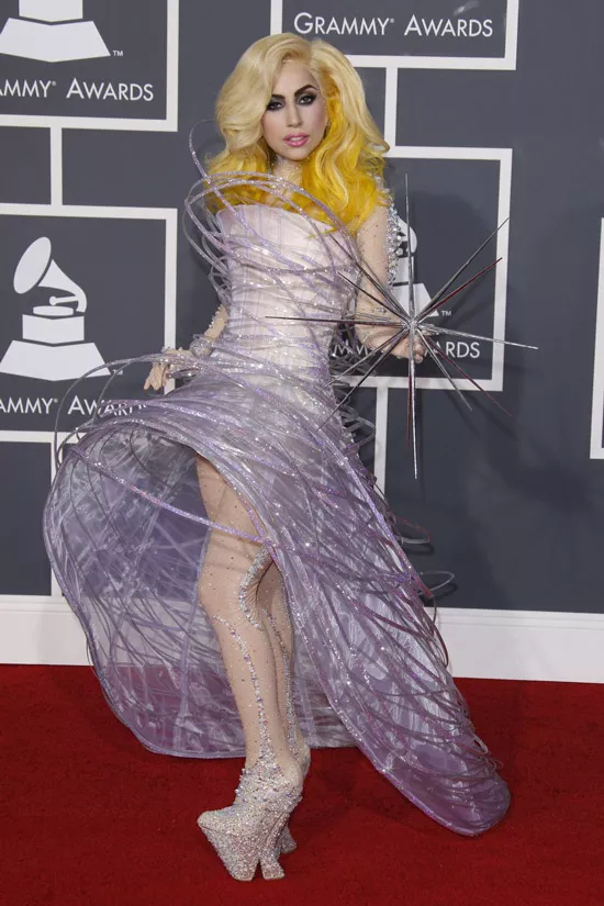 Леди Гага в фиолетовом платье с кольцами и необычную туфли со стразами