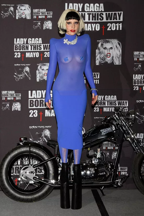 Леди Гага в голубом прозрачном платье и ботильонах на платформе