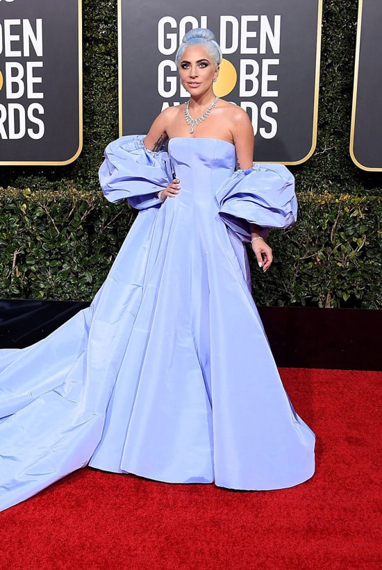 Леди Гага в нежно голубом платье макси с открытыми плечами