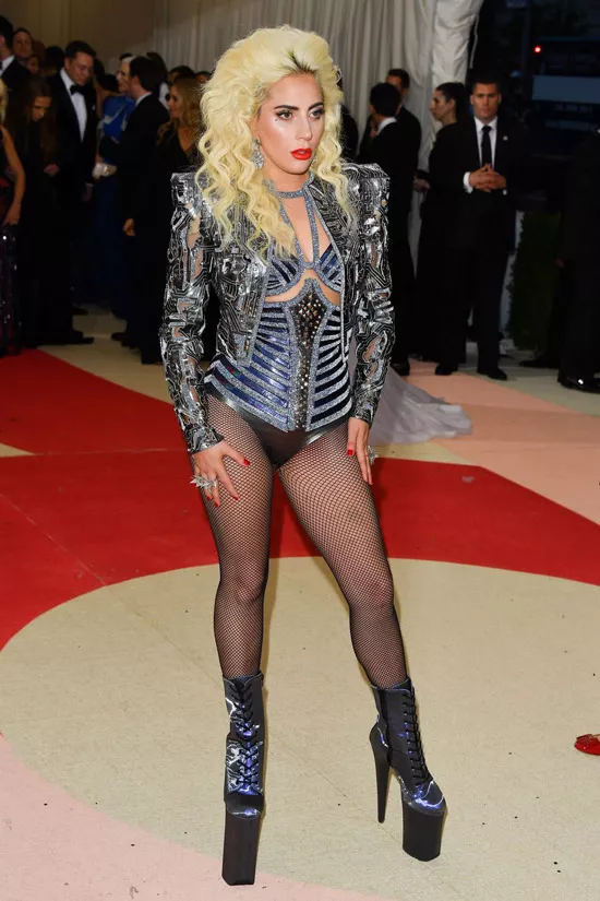 Леди Гага в серебристом боди и укороченной куртке, ботинки на шнуровке