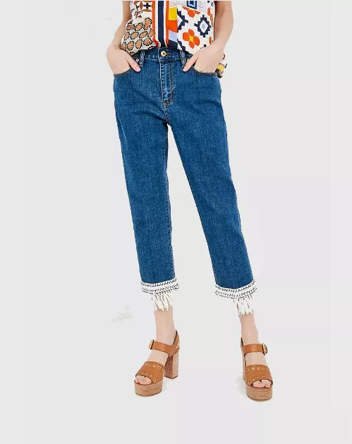 Модель в джинсах с бахромой, коричневые босоножки