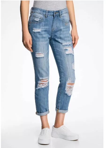Модель в голубых рваных джинсах