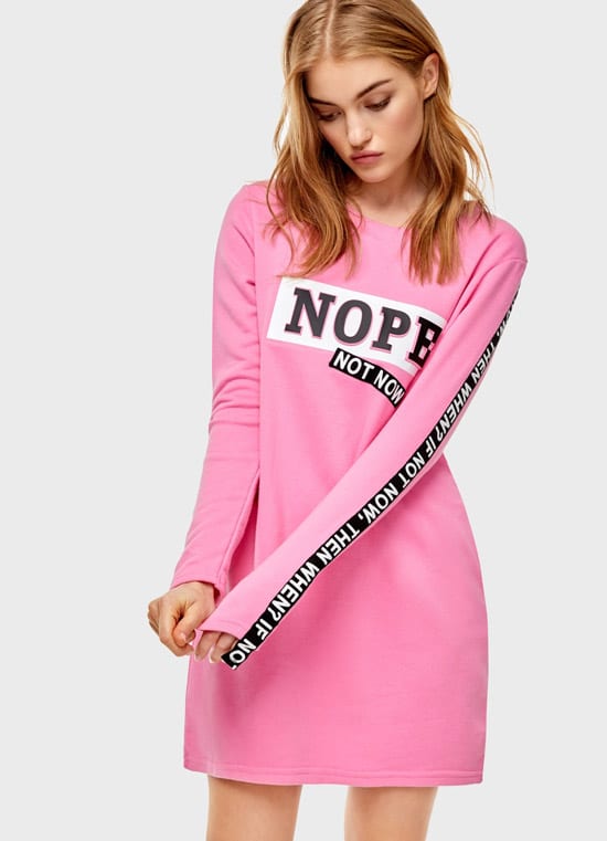 Модель в розовом платье с длинными рукавами