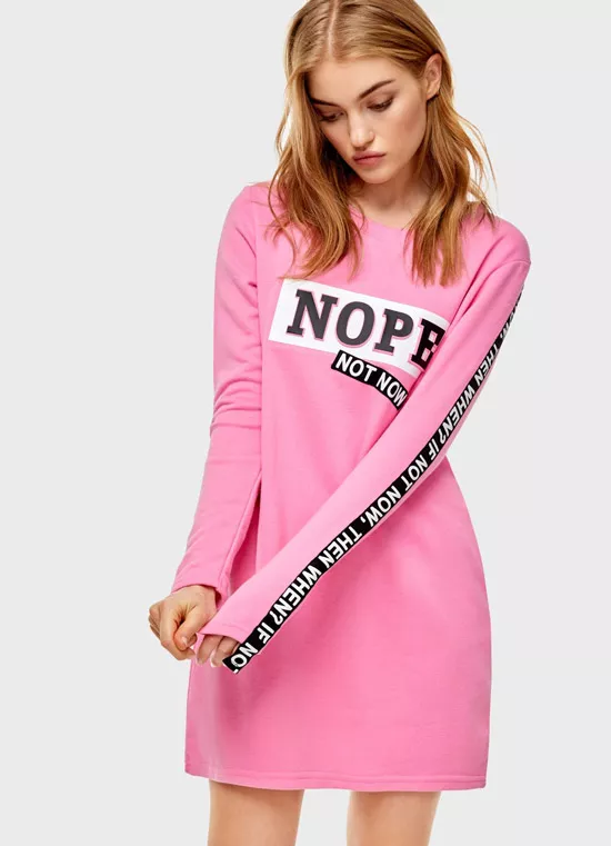 Модель в розовом платье с длинными рукавами