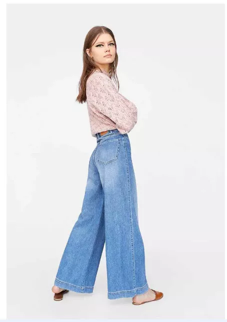 Модель в широких джинсах