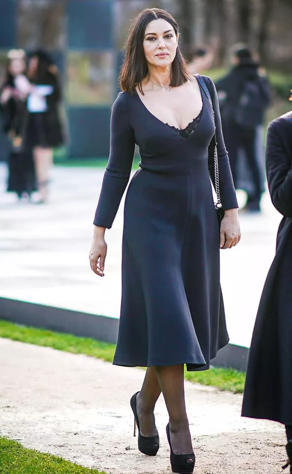 Моника Беллуччи в черном платье миди с глубоким декольте, черные туфли на шпильке