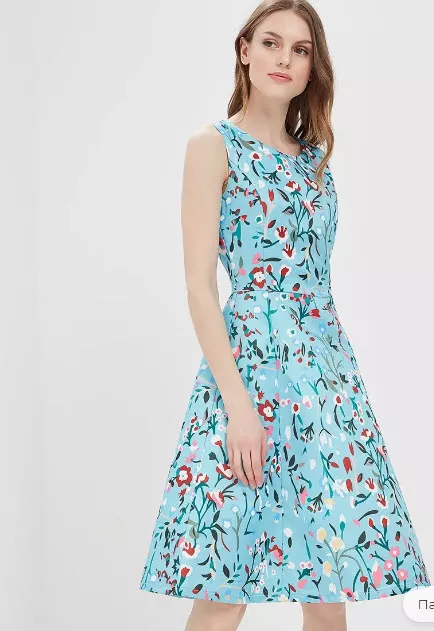 Модель в голубом платье выше колен с цветочным принтом