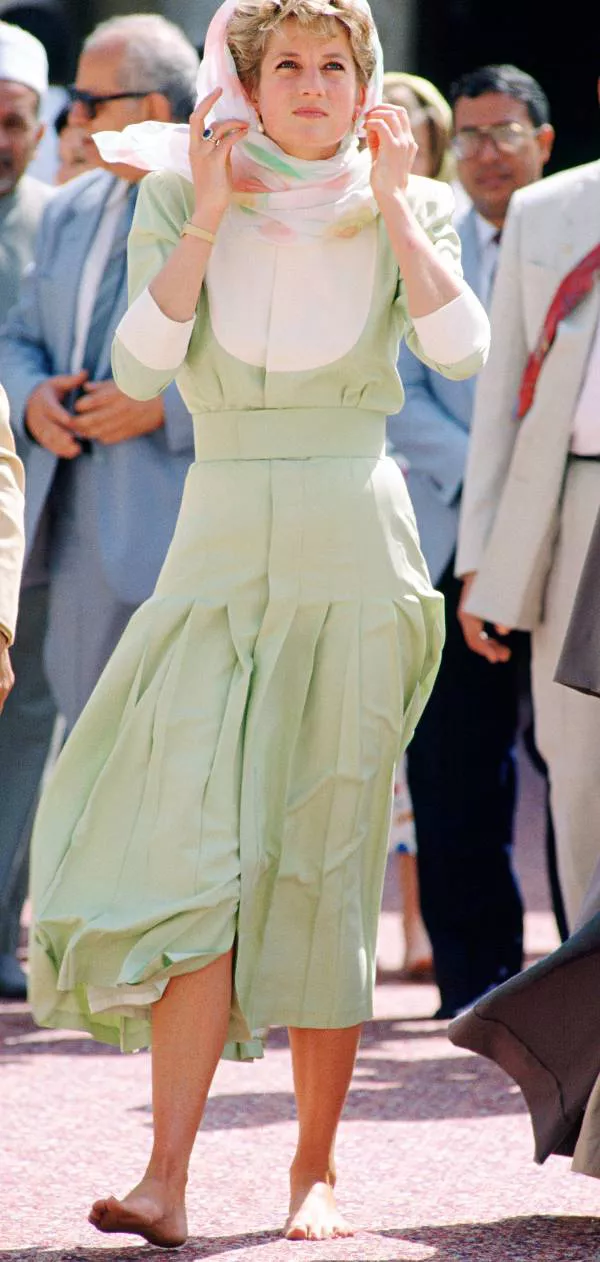 Принцесса Диана в фисташком платье миди и платке