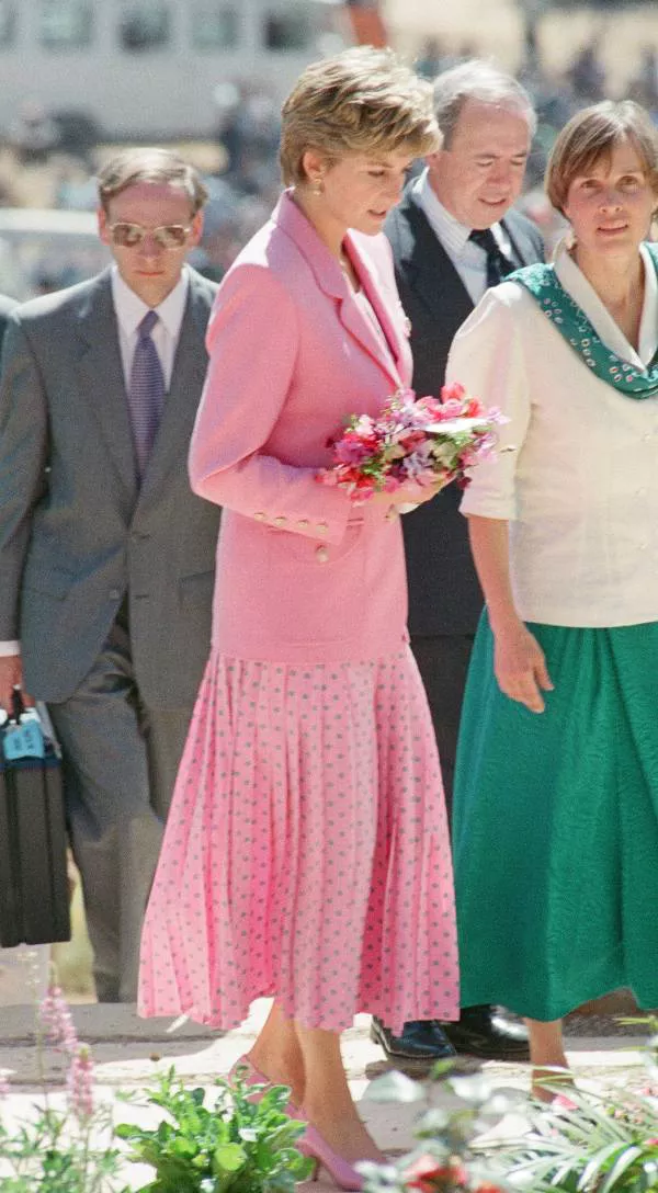 Принцесса Диана в розовой юке миди и жакете