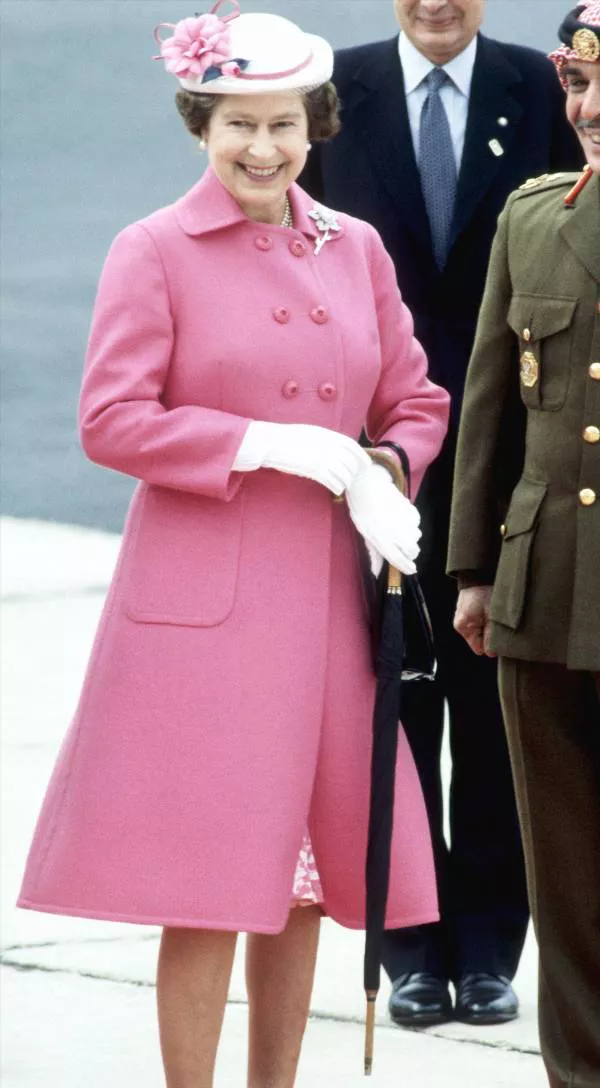 Женщина в розовом пальто и шляпка