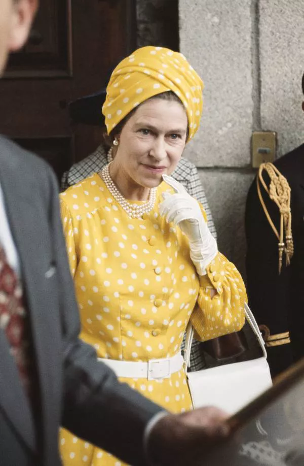 Женщина в желтом платье в горох с елым ремнем