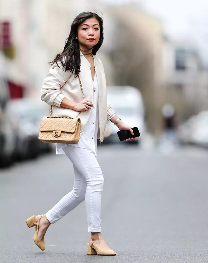 Девушка в белых джинсах, блузка, бежевый кардиган и туфли