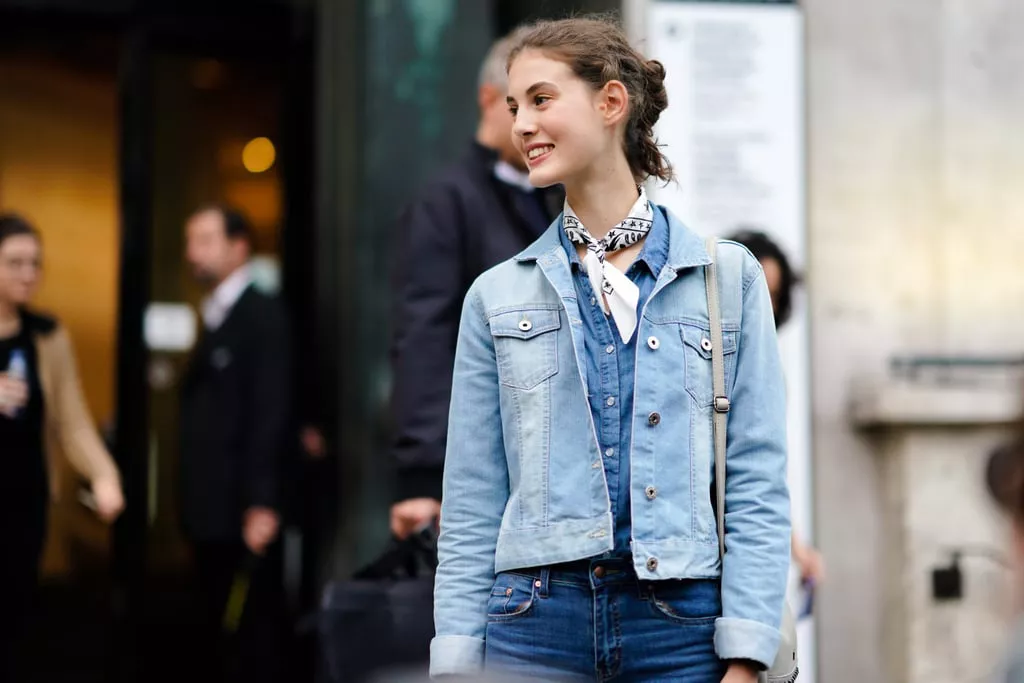 Девушка в джинсах, джинсовая куртка и платок