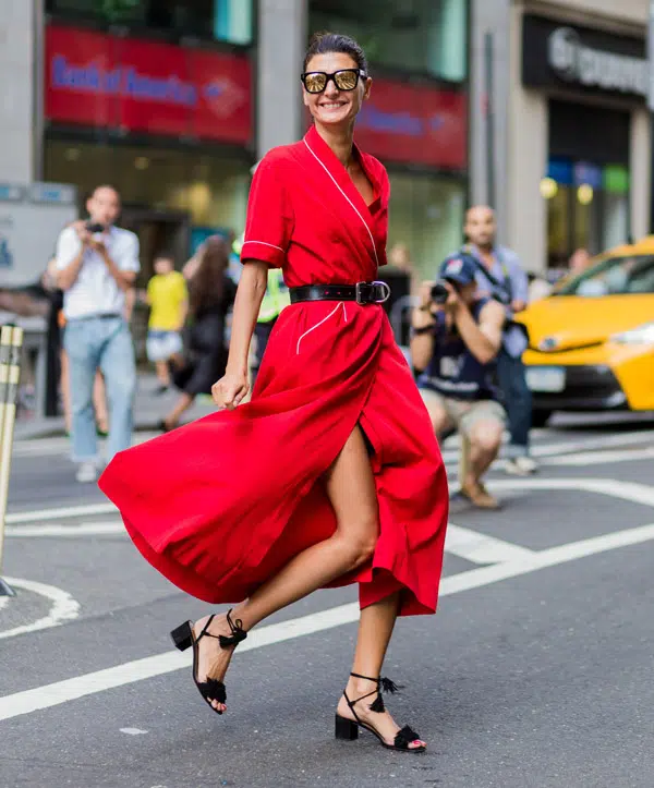 Девушка в красном платье миди с ремнеи и черные босоножки
