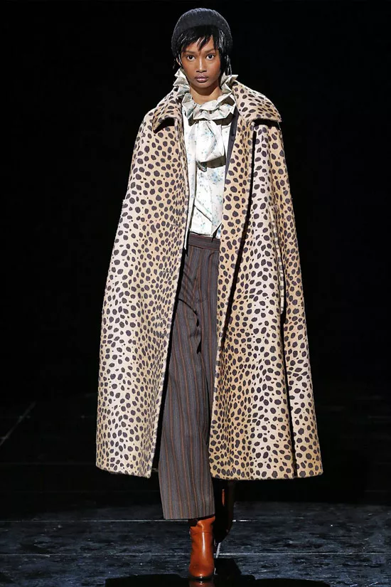 Девушка в пальто с леопардовым принтом, серые брюки и блузка