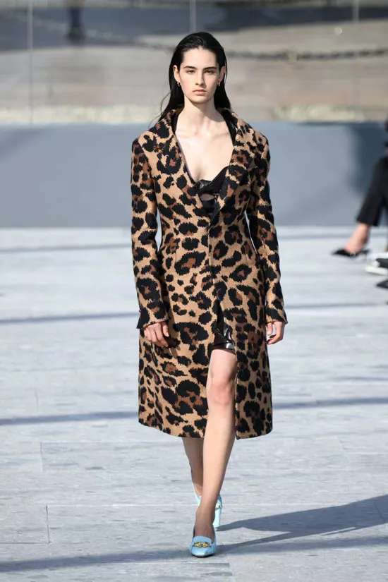 Девушка в пальто с леопардовым принтом