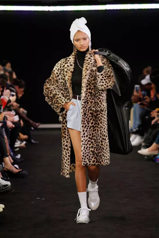 Девушка в пальто с леопардовым прнтом, водолазка и шорты