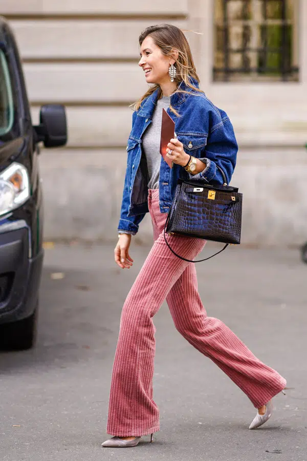 Девушка в розовых брюках клеш, синяя джинсовка