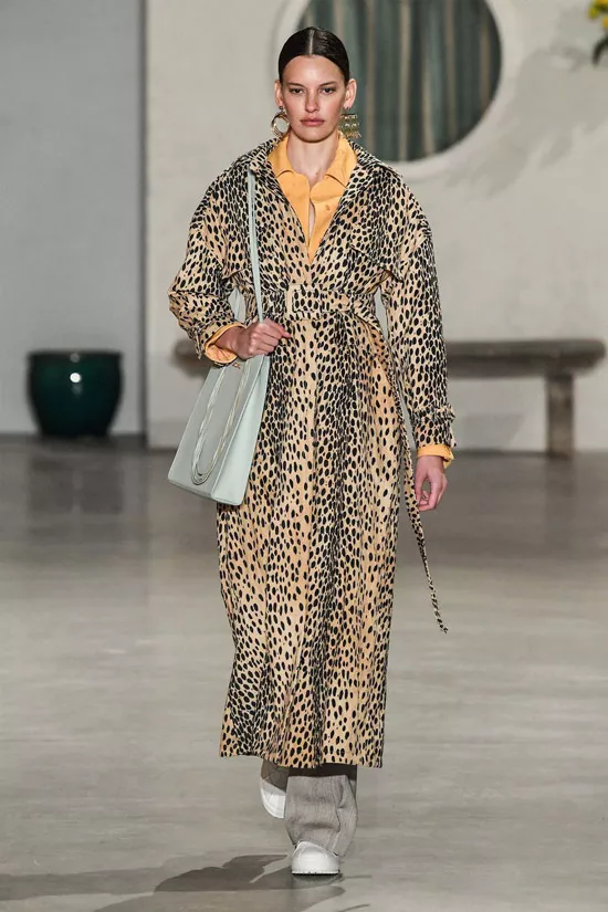 Девушка в сакси пальто с леопардовым принтом