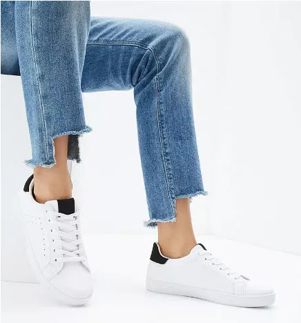 Модель в джинсах и белых кедах