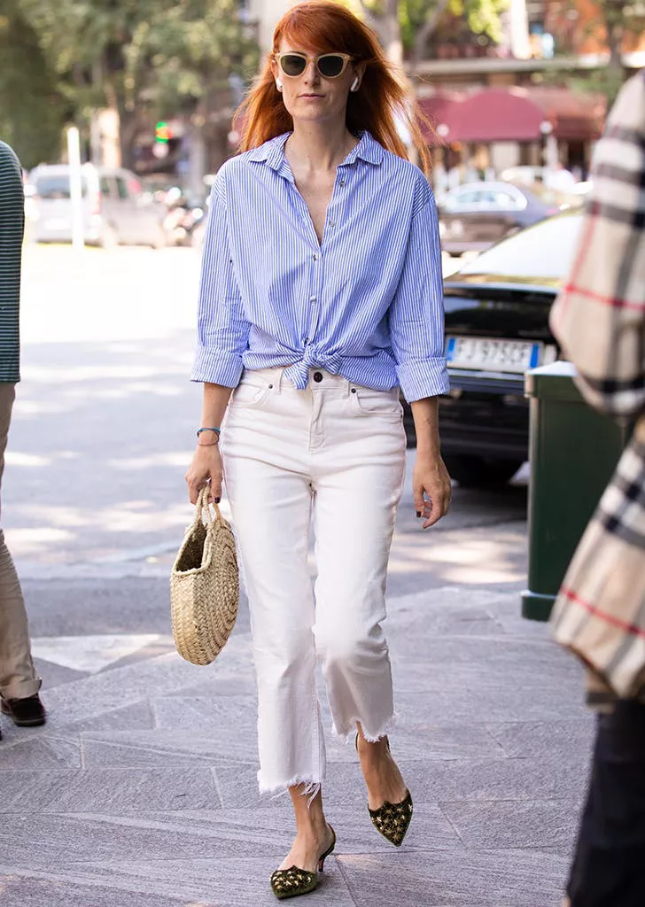 Девушка в белых мом джинсах, голубая рубашка в полоску и туфли на низком каблуке