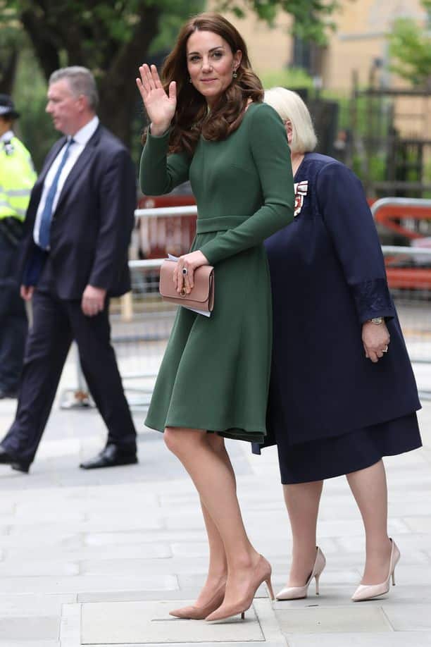 Кейт Миддлтон в зеленом платье с длинными рукавами и бежевых туфлх