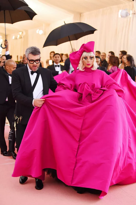 Леди Гага в ярко розовом платье