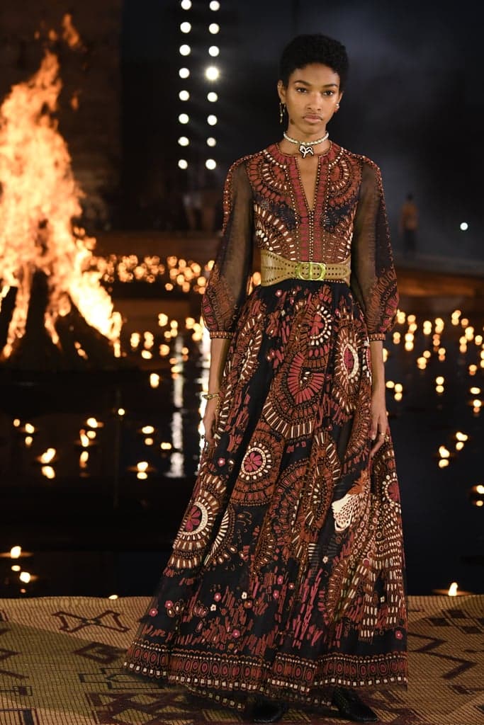 Модель в коричневом платье макси с африканскими узорами