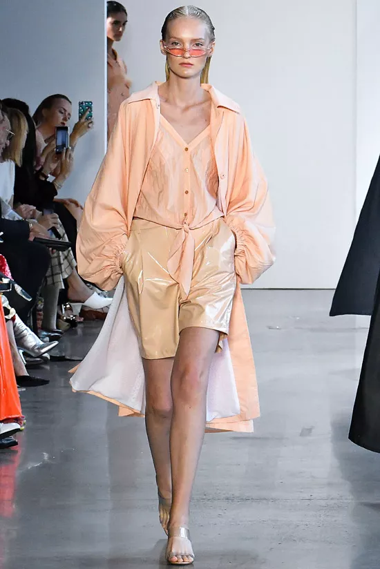 Модель в кожаных шортах, персиковая блузка и кардиган