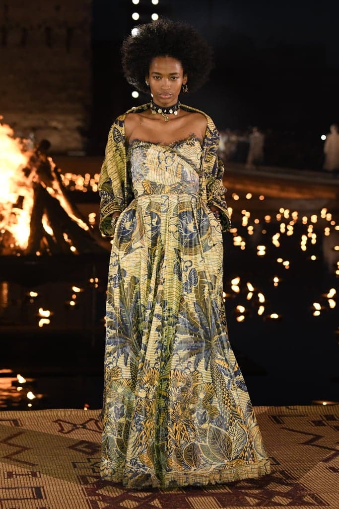 Модель в золотом вечернем платье с африканским принтом