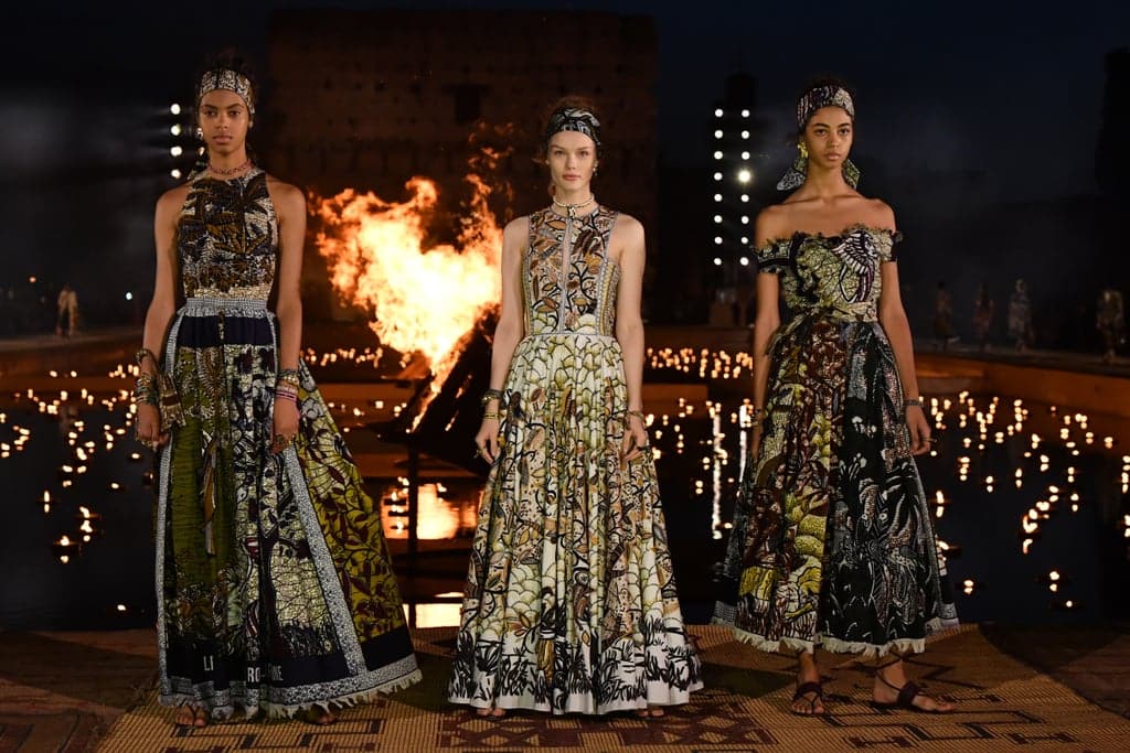 Модели Dior в вечерних платьях