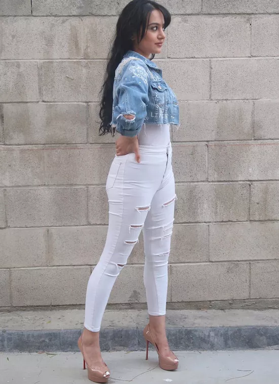 Девушка в белых рванных джинсах и укороченная джинсовка