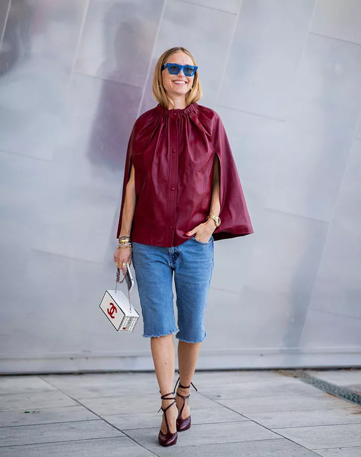 Девушка в джинсовых капри, бордовая блузка и туфли